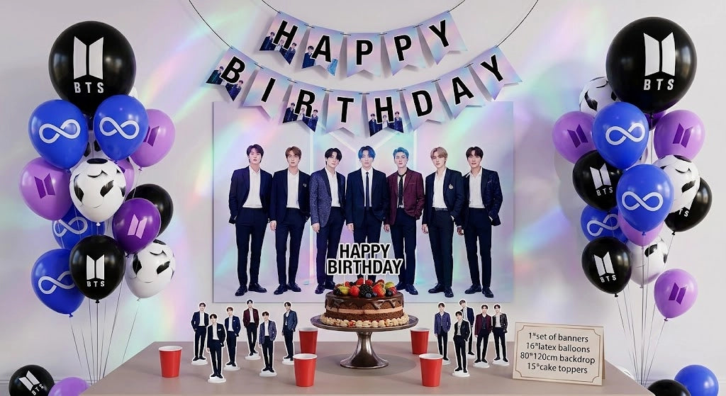 Mise en scène d'une table d'anniversaire décorée avec le kit festif sur le thème de BTS. Au mur, une affiche des 7 chanteurs et une guirlande 'Happy Birthday' surplombent un gâteau au chocolat. De part et d'autre, de généreux bouquets de ballons bleus, violets, noirs et blancs avec le logo du groupe. Sur la table sont disposés des gobelets rouges et les petites décorations cartonnées à l'effigie des membres du groupe K-Pop.