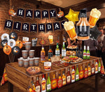 Décoration de buffet d'anniversaire pour adulte sur le thème du whisky et de la bière, comprenant une guirlande Happy Birthday vintage, une nappe motif bois, des bouteilles de spiritueux, des amuse-bouches et des ballons Mylar.
