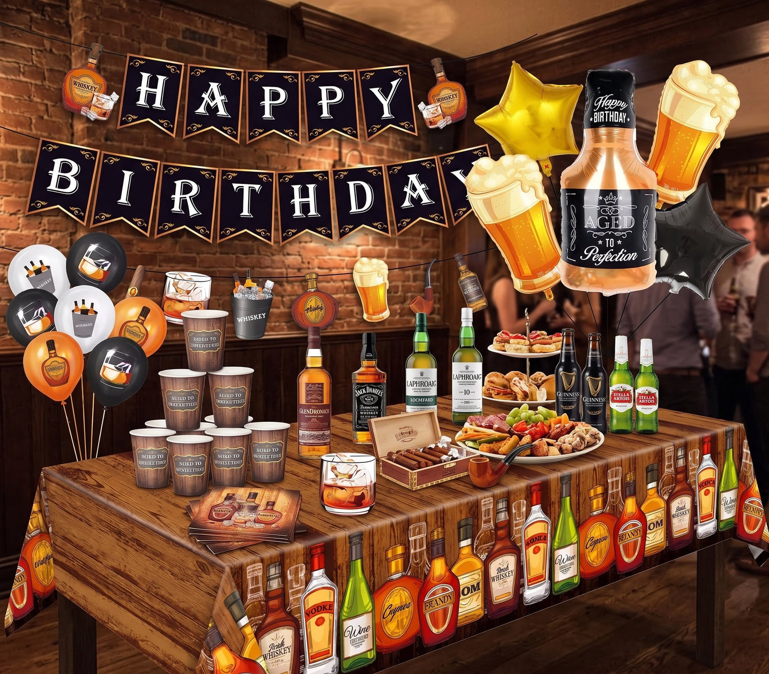 Décoration de buffet d'anniversaire pour adulte sur le thème du whisky et de la bière, comprenant une guirlande Happy Birthday vintage, une nappe motif bois, des bouteilles de spiritueux, des amuse-bouches et des ballons Mylar.