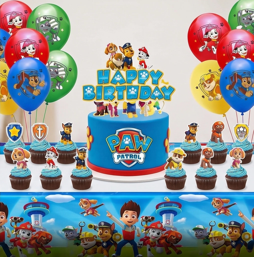 Zoom sur la table d'anniversaire décorée avec la nappe Pat Patrouille, un gâteau surmonté du grand topper Happy Birthday et des cupcakes personnalisés avec les petits toppers des chiens de la brigade.