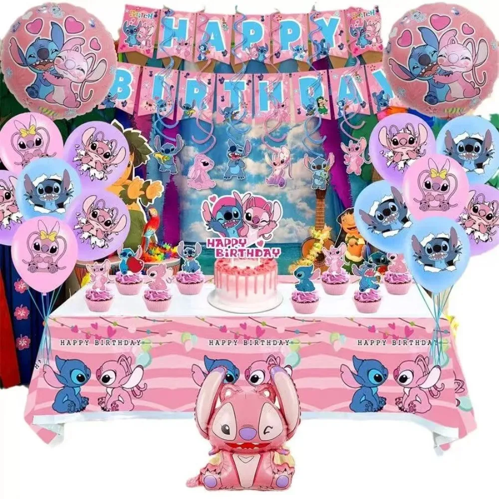 Table de fête d'anniversaire entièrement décorée sur le thème Stitch et Angel avec gâteau, cupcakes et ballons.