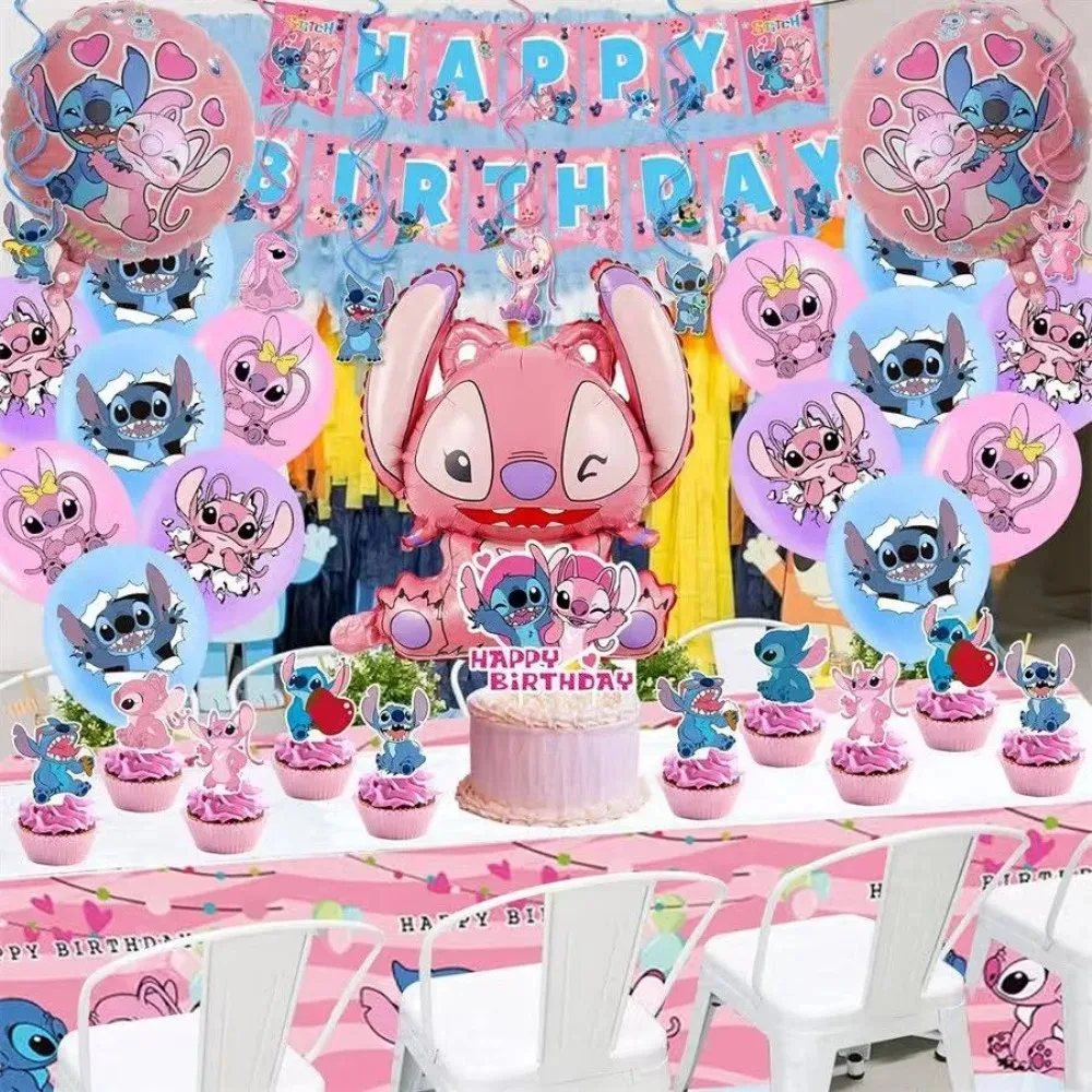 Enfants célébrant un anniversaire avec des ballons Stitch et Angel devant une banderole "Happy Birthday".