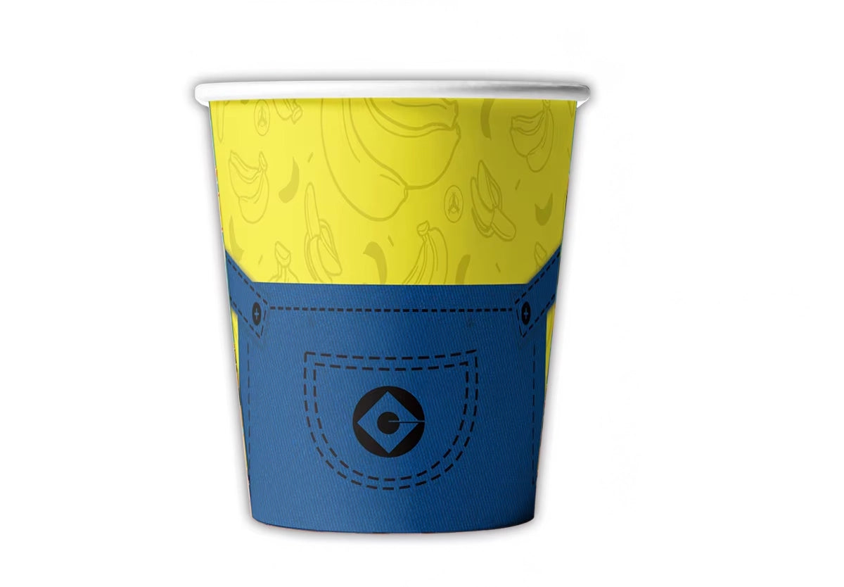 Gobelet en carton jetable jaune et bleu sur le thème des Minions avec des motifs de bananes et une salopette.