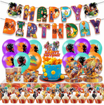 Kit complet de décoration d'anniversaire Dragon Ball Super présenté sur fond blanc, comprenant une banderole 'HAPPY BIRTHDAY' thématique, des ballons, des assiettes et des gobelets décorés avec Goku et d'autres personnages, un gâteau avec sept boules de cristal et un topper de personnage, des serviettes et une rangée de cupcakes avec des mini-toppers.