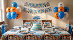 Vue détaillée d'une table de goûter d'anniversaire couverte d'une nappe One Piece, avec de la vaisselle en carton assortie et une rangée de sacs cadeaux prêts pour les invités.