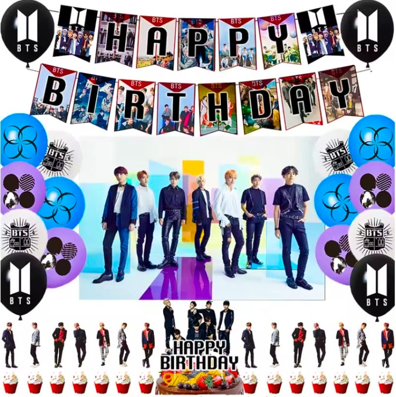 Kit complet de décoration d'anniversaire sur le thème du groupe de K-Pop BTS. L'image présente l'ensemble des éléments du pack : une banderole à fanions 'Happy Birthday' illustrée, une grande toile de fond centrale affichant les sept membres du groupe, un assortiment de ballons bleus, violets, noirs et blancs avec des logos BTS, ainsi qu'une grande décoration centrale pour gâteau et plusieurs petits piques décoratifs (cupcake toppers) à l'effigie des chanteurs.