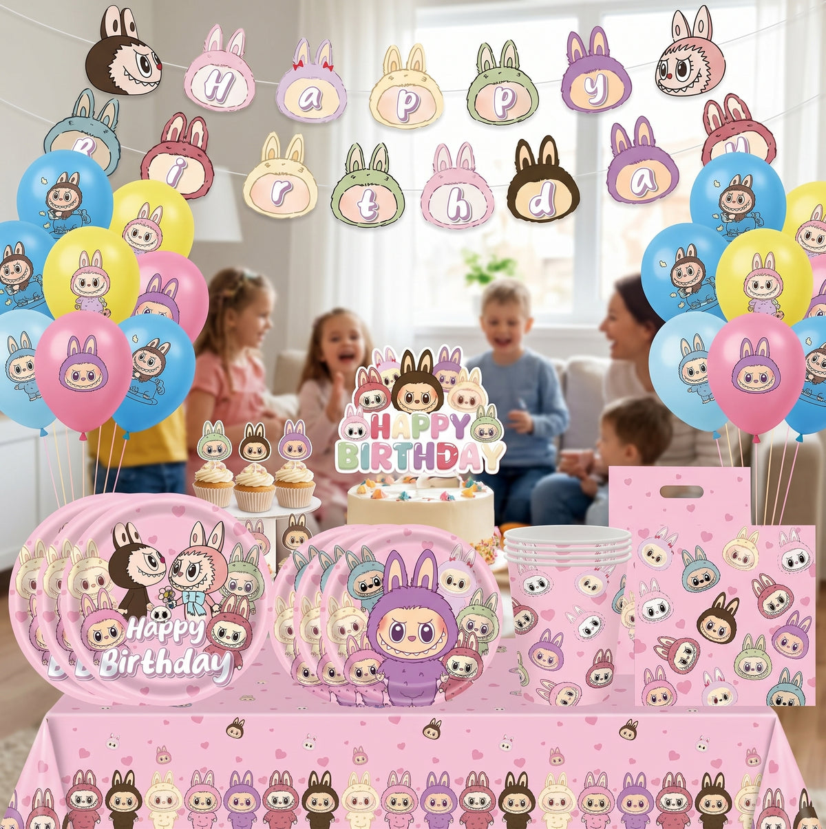 Table de fête décorée avec le kit complet d'anniversaire thème Labubu rose, comprenant assiettes, gobelets, ballons et guirlande, avec des enfants qui célèbrent en arrière-plan.