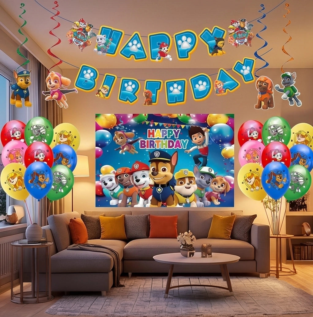 Configuration complète du kit anniversaire Pat Patrouille installé dans un salon avec la banderole Happy Birthday, les ballons colorés, les suspensions spirales et la grande toile de fond murale.