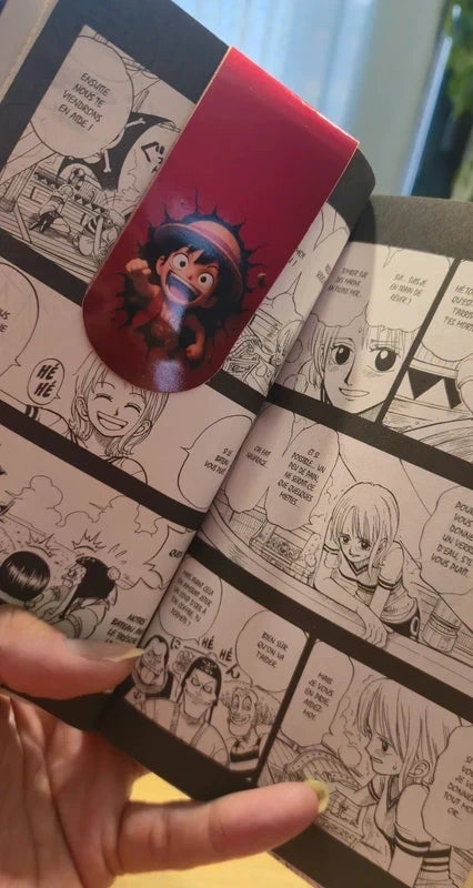 Marque-page aimanté Luffy effet trompe-l'œil inséré dans un manga One Piece.