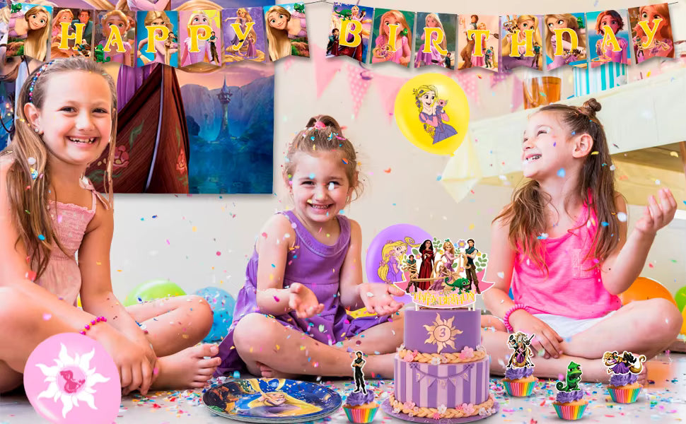 Enfants célébrant un anniversaire autour d'un gâteau décoré avec des figurines de Raiponce et de Pascal.