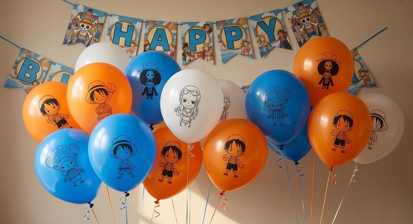 Bouquet de ballons de baudruche bleus, oranges et blancs imprimés avec les visages des personnages du manga One Piece, placés sous une bannière Happy Birthday.
