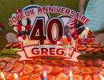 Gros plan sur des fanions de guirlande personnalisée avec photos pour décoration d'anniversaire.