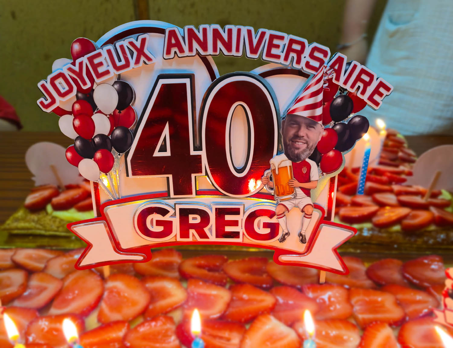 Gros plan sur des fanions de guirlande personnalisée avec photos pour décoration d'anniversaire.