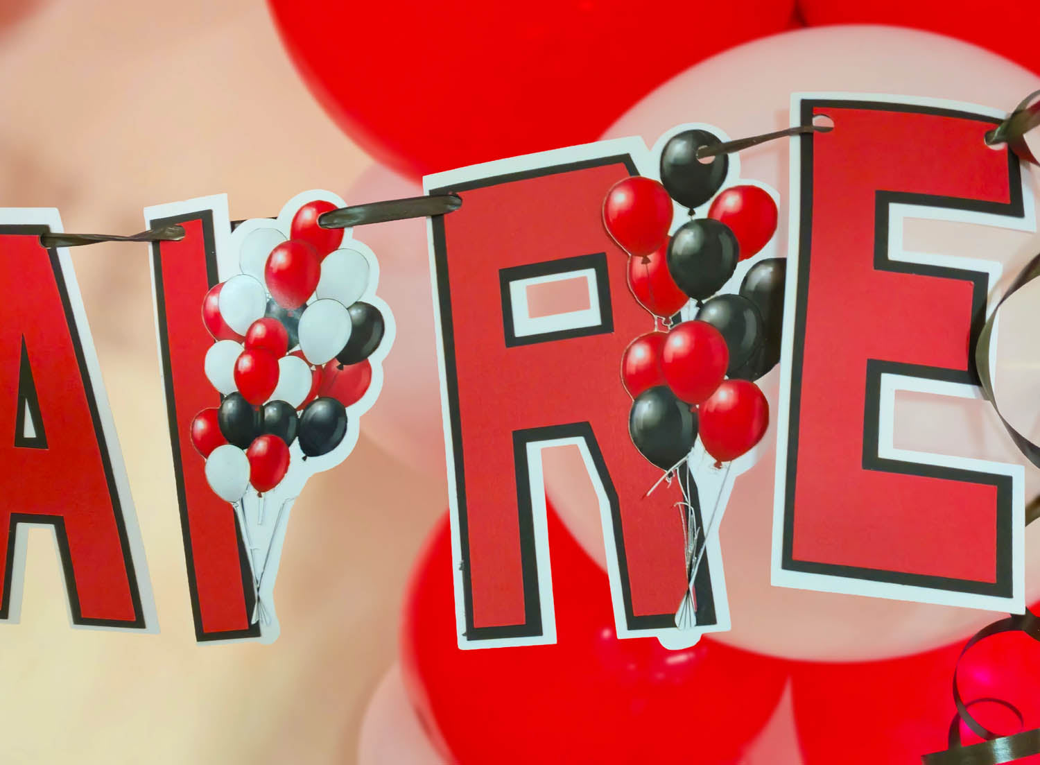 Décoration sur pied personnalisée d'un jeune garçon en tenue de football rouge et blanc pour un anniversaire.