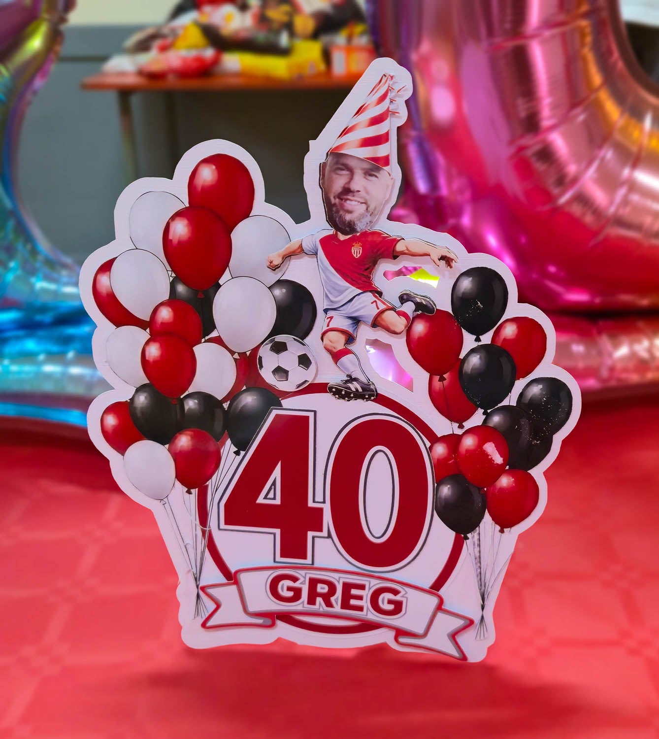 Ensemble de ballons de baudruche personnalisés avec motifs football et visages.